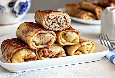 Не просто блины, а целый ужин: фаршированные блинчики, запеченные в соусе