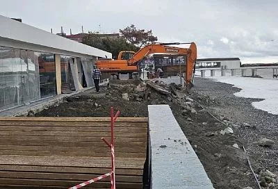 В Адлерском районе Сочи восстанавливают морскую набережную, частично разрушенной штормами 