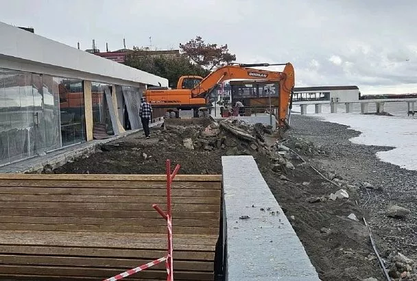 В Адлерском районе Сочи восстанавливают морскую набережную, частично разрушенной штормами 