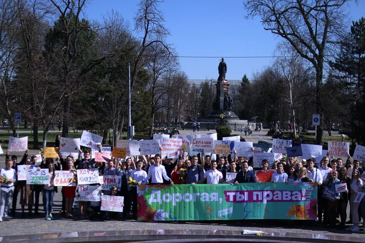 Ребята подарили тысячу тюльпанов, прокричали более 20 различных кричалок и сделали счастливее самых главных героинь  8 Марта