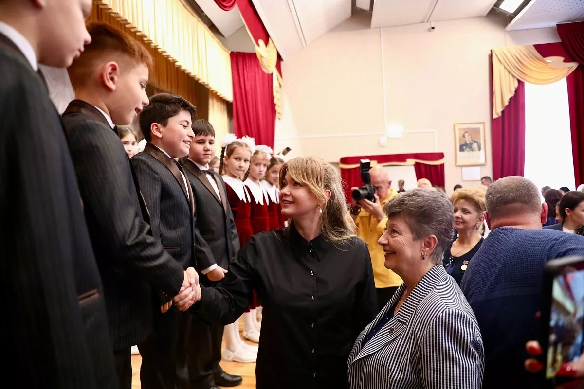 Министр культуры Кубани Виктория Лапина Многие воспитанники становятся (справа) поздравила учителей и учеников с открытием обновленной школы. Министр культуры Кубани Виктория Лапина Многие воспитанники становятся (справа) поздравила учителей и учеников с открытием обновленной школы.