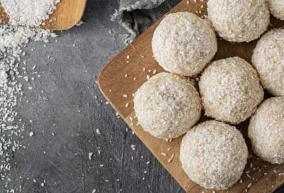 Просто нагреваю  молоко и уже через 30 минут получаю почти Рафаэлло. Очень простой рецепт