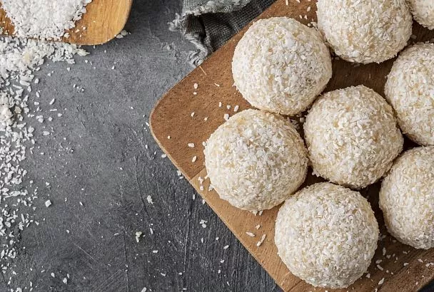 Просто нагреваю  молоко и уже через 30 минут получаю почти Рафаэлло. Очень простой рецепт