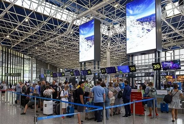Больше 20 рейсов задерживаются в аэропорту Сочи после ночного ограничения полетов
