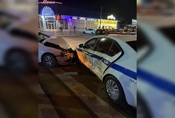 Иномарка протаранила автомобиль ДПС в Белореченске