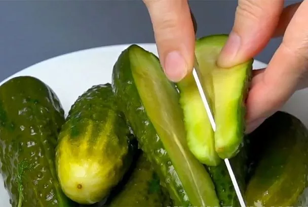 Такие малосольные огурцы готовятся быстро: 3 лучших способа за 1 день