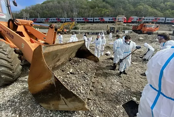 Почти 31 тыс. кубометров загрязненного грунта и водомазутной смеси собрали в Туапсе