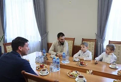 Пожарившие еду на Вечном огне братья посетили экскурсию по местам боевой славы Новороссийска