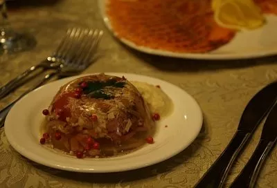 Варю холодец из двух видов птицы. Получается такой вкусный, что мои гости на другие блюда и не смотрят