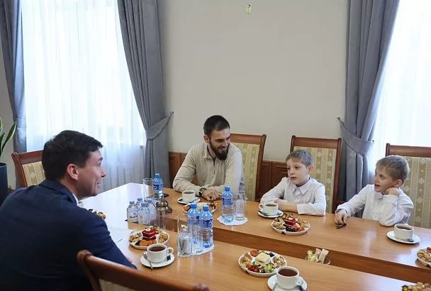 Пожарившие еду на Вечном огне братья посетили экскурсию по местам боевой славы Новороссийска