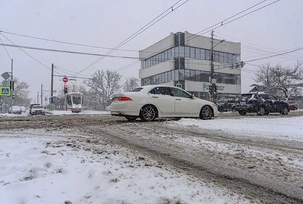 Более 400 предостережений объявила прокуратура из-за плохой расчистки дорог от снега на Кубани