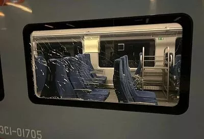 Десятилетний школьник разбил стекла камнями в двух «Ласточках» в Сочи