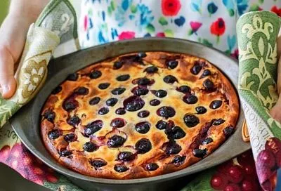 Этот ягодный пирог на кефире спасает, когда гости уже на пороге — 5 минут на тесто, и в духовку