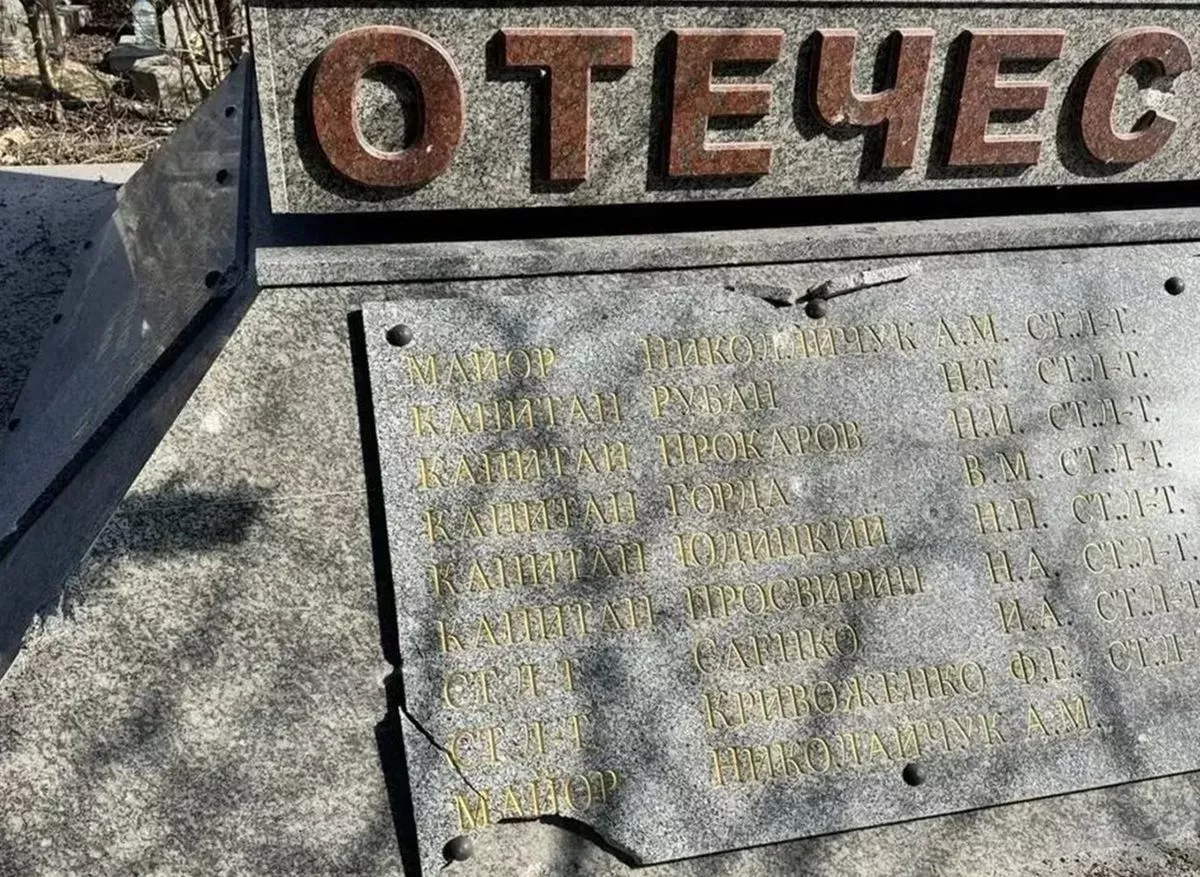 Плита на братской могиле и несколько надгробий повреждены на кладбище под Новороссийском после ночной беспилотной атаки 