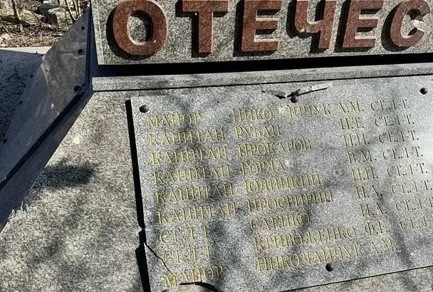 Плита на братской могиле и несколько надгробий повреждены на кладбище под Новороссийском после ночной беспилотной атаки 
