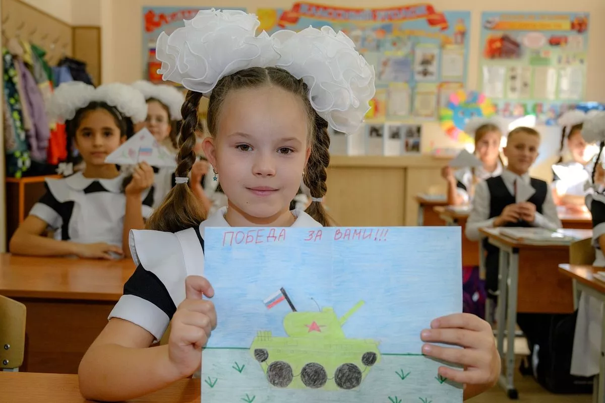 Письма, открытки, рисунки от российских школьников бойцы всегда носят с собой, веря в то, что эта искренняя поддержка спасет и сохранит в бою.