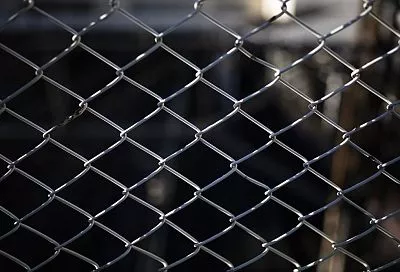 Рабица станет как по линейке: креплю сетку так (2 способа), и она не провисает — смотрится «дорого-богато»