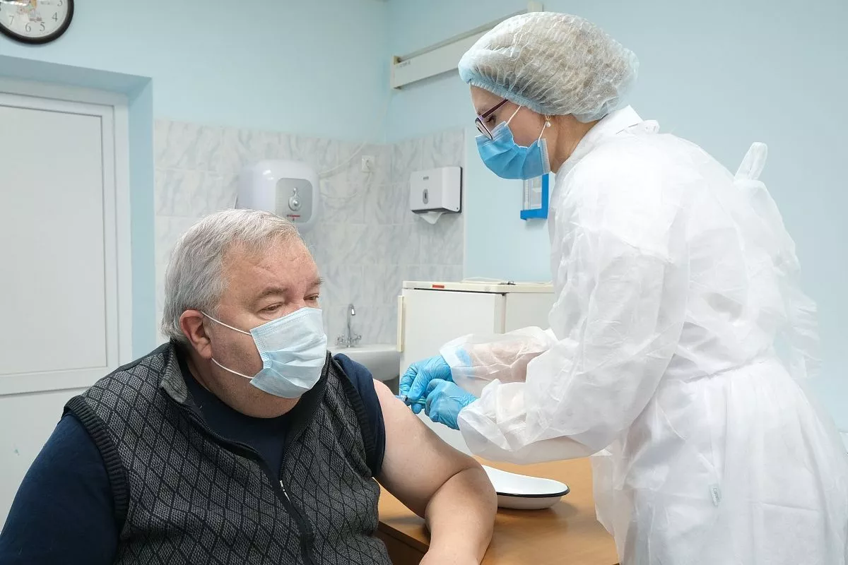 В первую очередь вакцинировали тех сотрудников газет и телеканалов, кто всегда в общении, всегда на передовой: телеоператоров, корреспондентов и фотографов. В первую очередь вакцинировали тех сотрудников газет и телеканалов, кто всегда в общении, всегда на передовой: телеоператоров, корреспондентов и фотографов.