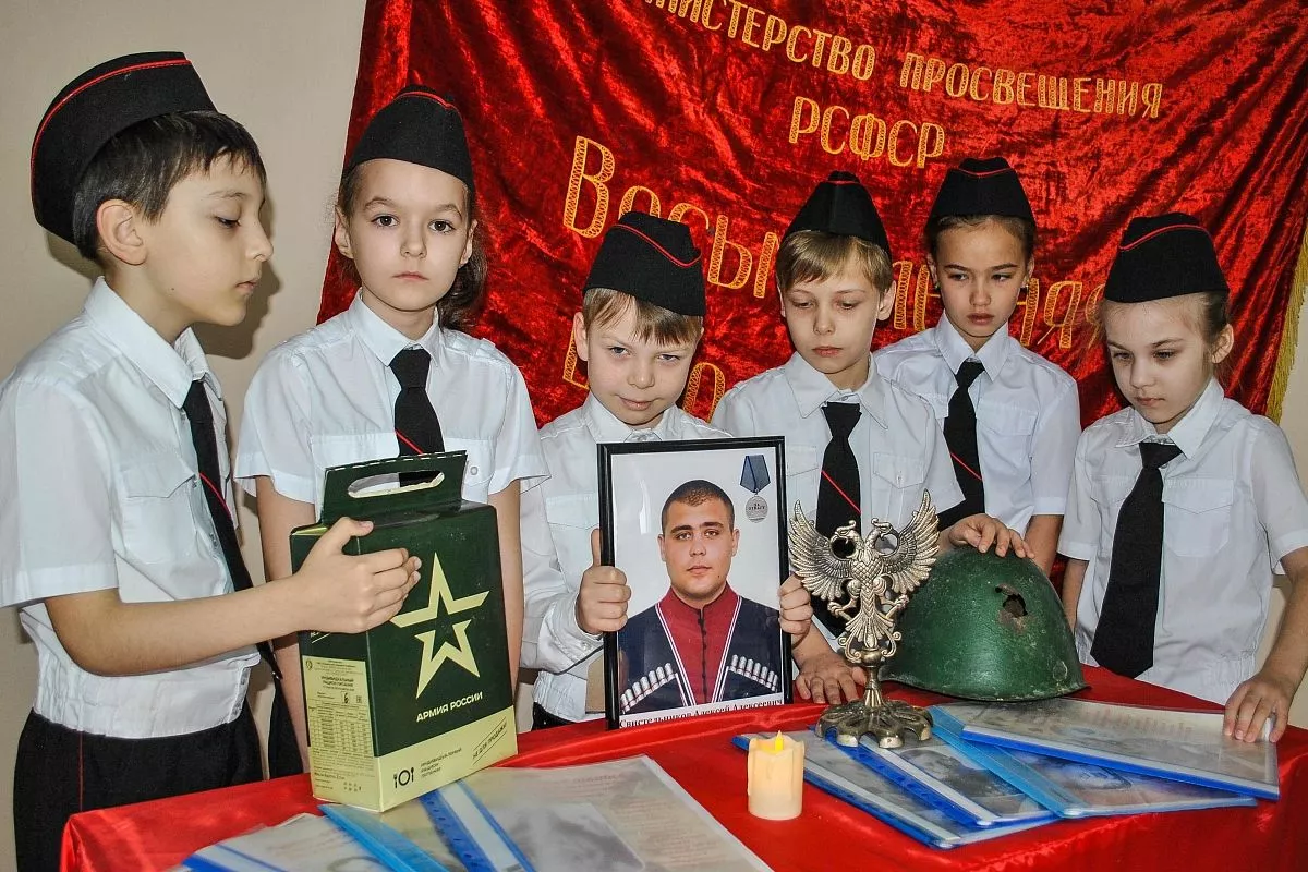Ученики 1-го класса школы № 7 поселка Степного Славянского района организовали уголок памяти героя СВО Алексея Свистельникова.