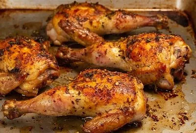 Как превратить обычные окорочка в праздничное угощение: запекаем под сырной шубой с овощами