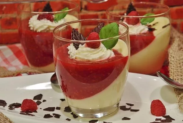 На день рождения мужа готовлю каждому гостю паннакотту с клубничным соусом. Взрослые мужики радуются как дети!