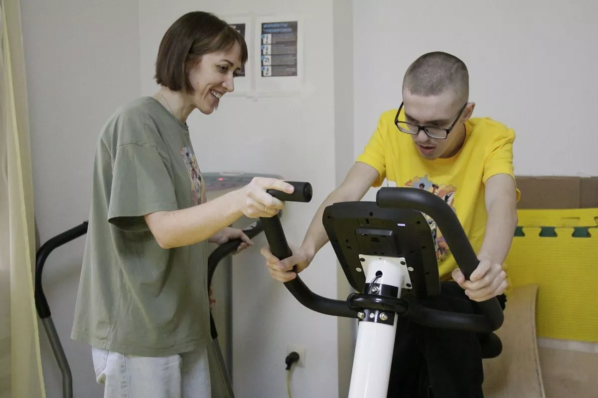 Руководитель общественной организации «Мы вместе» Нина Пономарева занимается с детьми лечебной физкультурой.