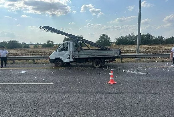 «Газель» насмерть сбила водителя, остановившегося из-за неисправности машины на трассе под Краснодаром