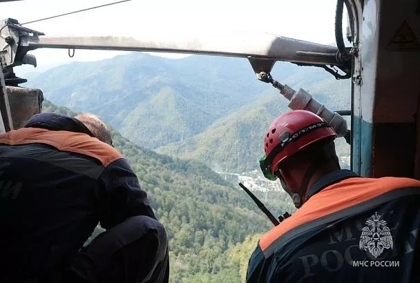 К поиску пропавшего в горах Сочи туриста привлечен вертолет МЧС России