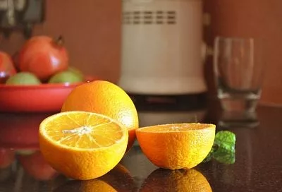 Не выкидывайте ее: что полезного для здоровья или в быту можно сделать из кожуры апельсина