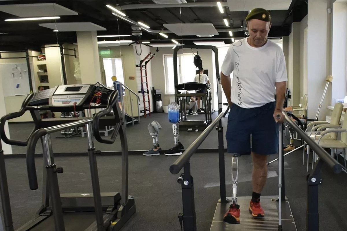 Ветераны СВО успешно осваивают протезы с микропроцессорным управлением.