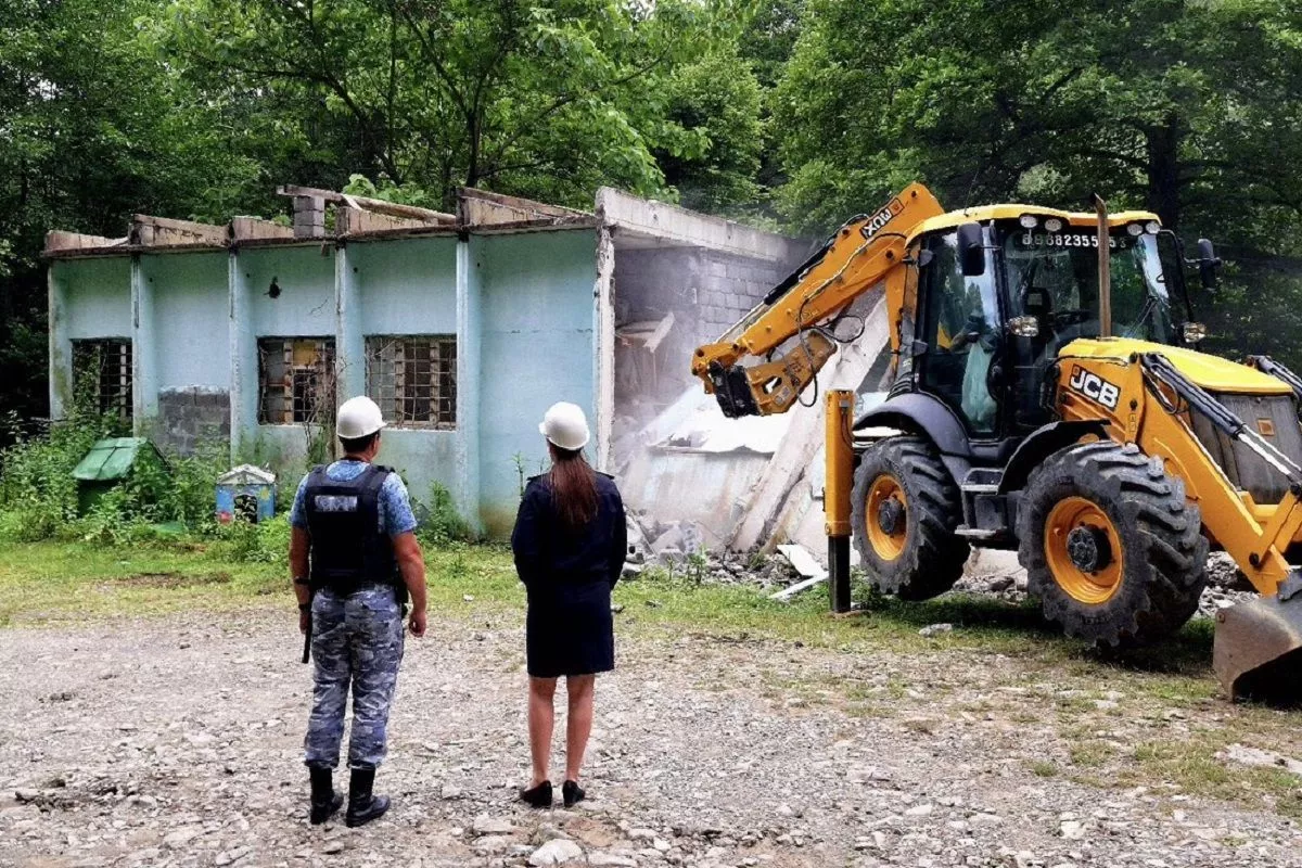 Незаконную базу отдыха снесли в Сочи