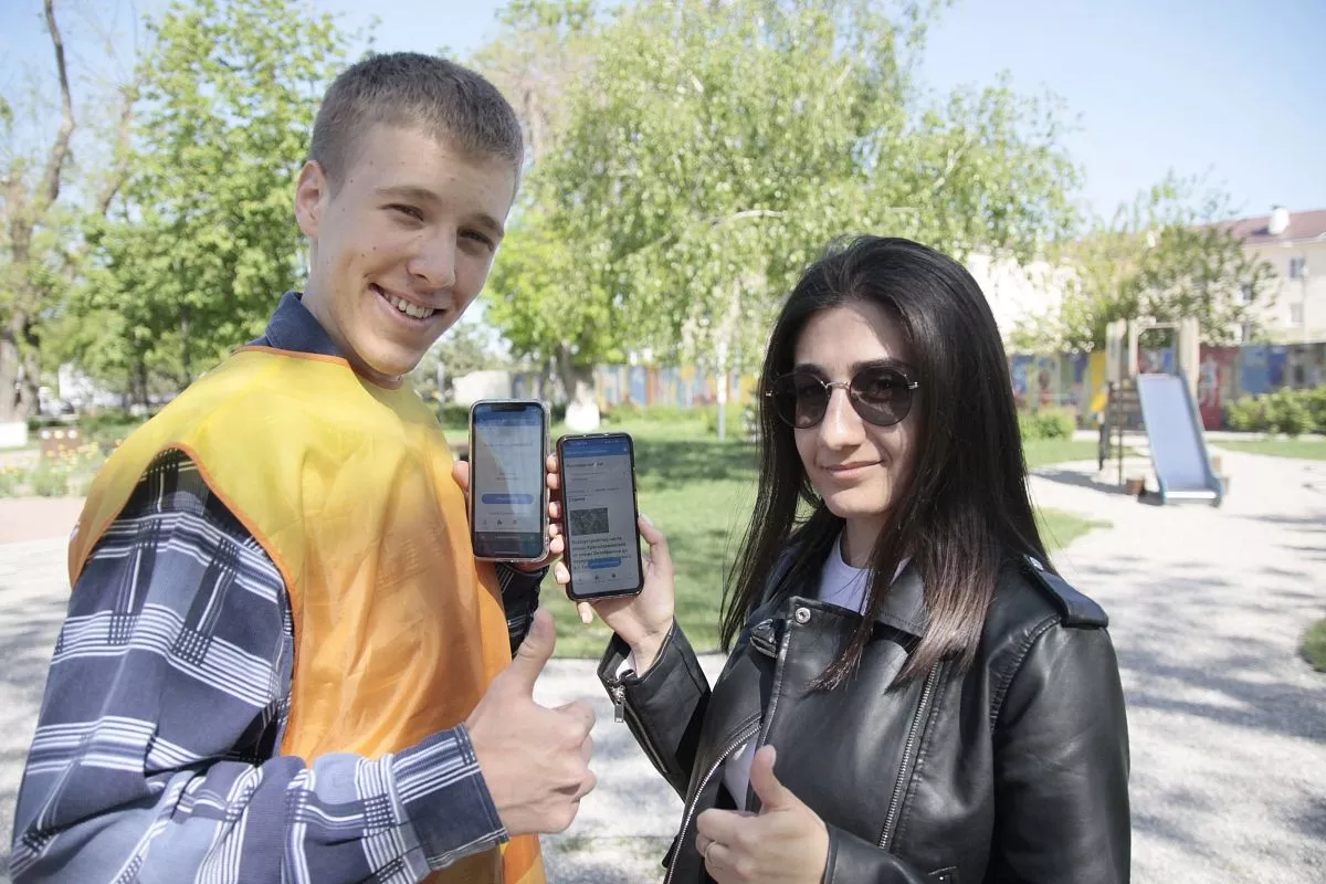 Волонтер Дмитрий Овсянников и жительница Тихорецкого района Елена Мкртчян призывают кубанцев проголосовать за благоустройство территорий. Фото: