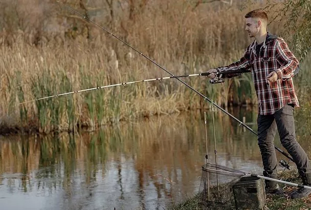 Карась сам бросается на крючок: лайфхак с легкой удочкой при капризном клеве