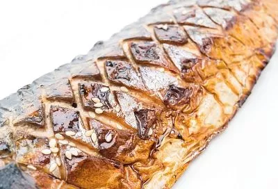 Слюнки потекут рекой у всех домочадцев еще до того, как вы поставите на стол скумбрию, запеченную в духовке: пошаговый рецепт