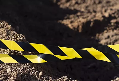 Фрагменты беспилотника ВСУ упали во двор частного дома в поселке Ильском Северского района