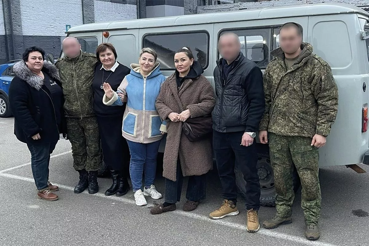 Волонтеры группы «РоссияVместе» (слева направо) Наталья Шапошник, Антонина Рудакова,  подарком кубанских волонтеров. Александра Кошелева, Валерия Гуляева передают «буханку» бойцам.