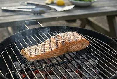 Какую рыбу лучше жарить на гриле, чтобы она не развалилась
