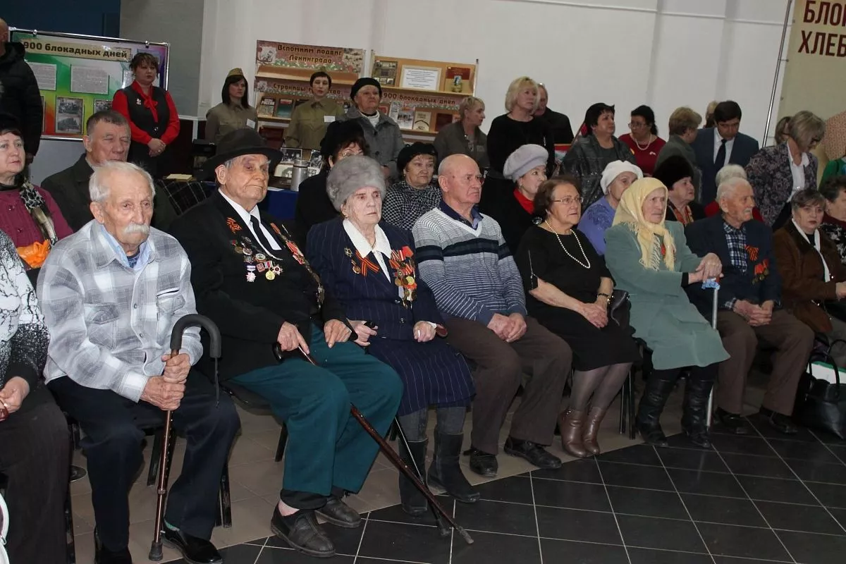 Поклониться ветеранам, поблагодарить их за великий подвиг в этот день пришли более 150 человек, среди которых были учащиеся казачьих и кадетских классов, воины-афганцы, военнослужащие контрактной службы.