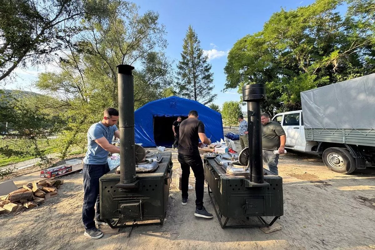 Волонтеры подключились к тушению лесного пожара в Геленджике