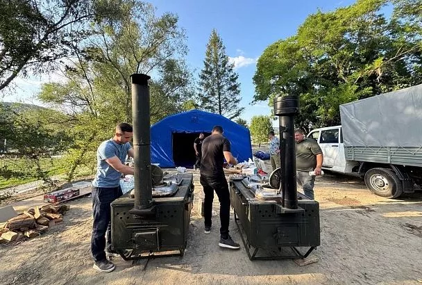 Волонтеры подключились к тушению лесного пожара в Геленджике