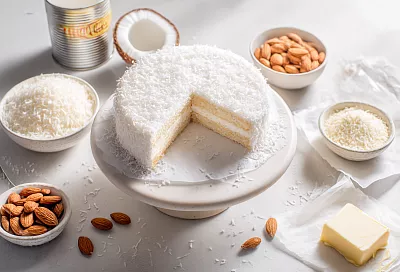 Размягчаю масло, смешиваю со сгущёнкой и кокосом — и за 15 минут собираю торт - "Рафаэлло"