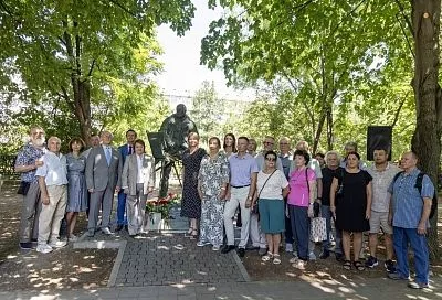 В Краснодаре торжественно открыли первый памятник кубанскому художнику