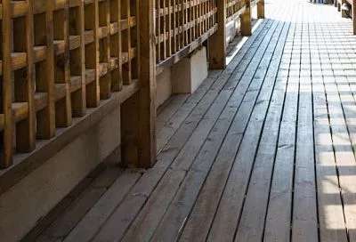 Постелил такой пол в беседке без фундамента – и забыл про неудобства, а соседи до сих пор месят грязь