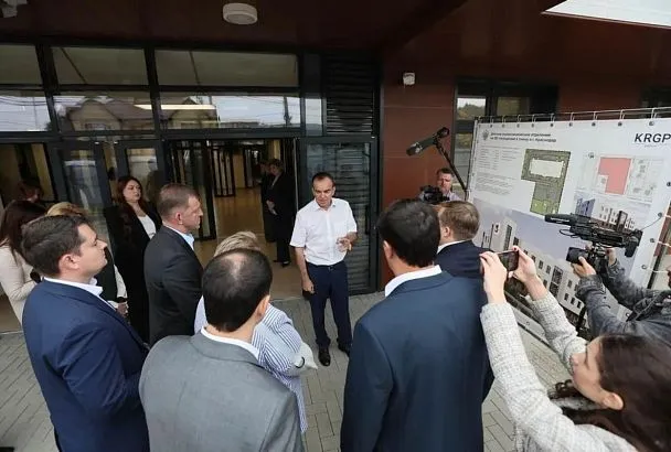 Губернатор Вениамин Кондратьев проинспектировал строительство детской поликлиники в поселке Российском Краснодара