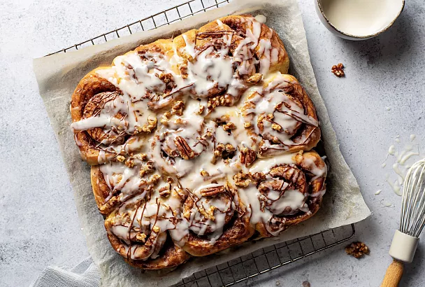 Булочки с корицей и сливочным кремом: мягкие, тёплые, домашние