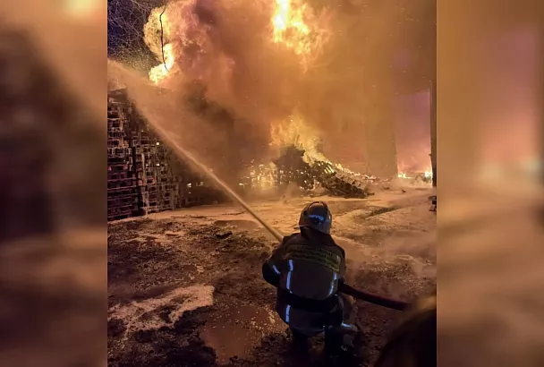 Крупный пожар потушили на территории консервного завода под Краснодаром