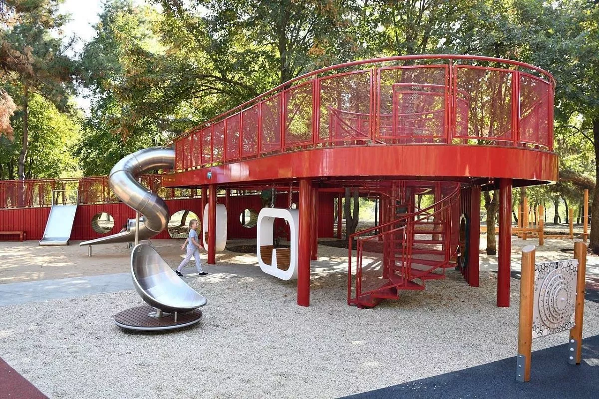 На  инклюзивной площадке в Краснодаре оборудовали  двухуровневую игровую зону.