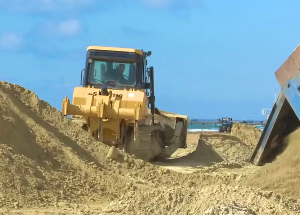 На пляж в селе Витязево под Анапой завезли 20 тысяч кубометров нового песка