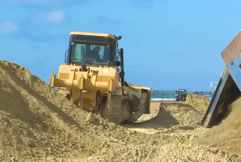 На пляж в селе Витязево под Анапой завезли 20 тысяч кубометров нового песка