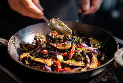 Грузинский салат из жареных баклажанов: орех, аджика и много солнца